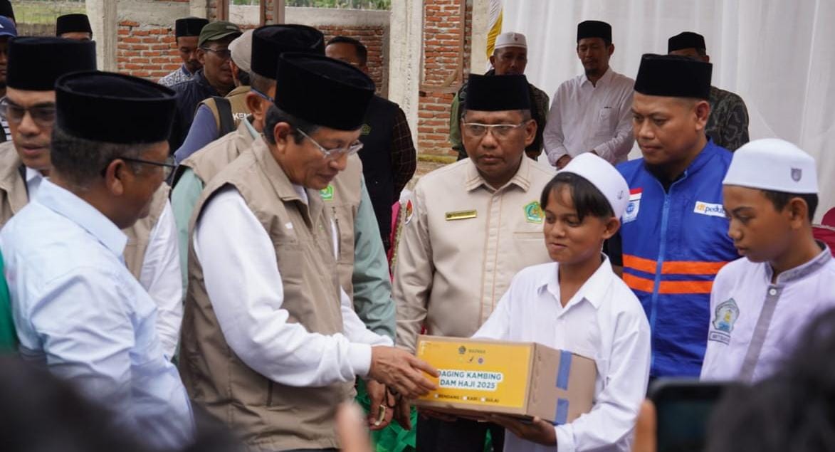 Menag Nasaruddin Umar menyalurkan daging dam atau denda haji 2025 untuk korban banjir bandang Sumatera di Kabupaten Bireuen, Aceh (18/12). (Dok. Kemenag)