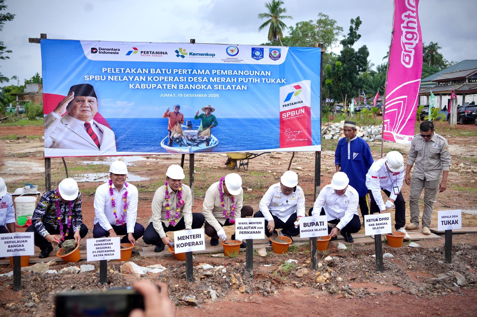 Peletakan batu pertama pembangunan SPBU Nelayan dan Gerai, Gudang serta Sarana Pendukung lainnya dari Kopdes Merah Putih di Desa Tukak.