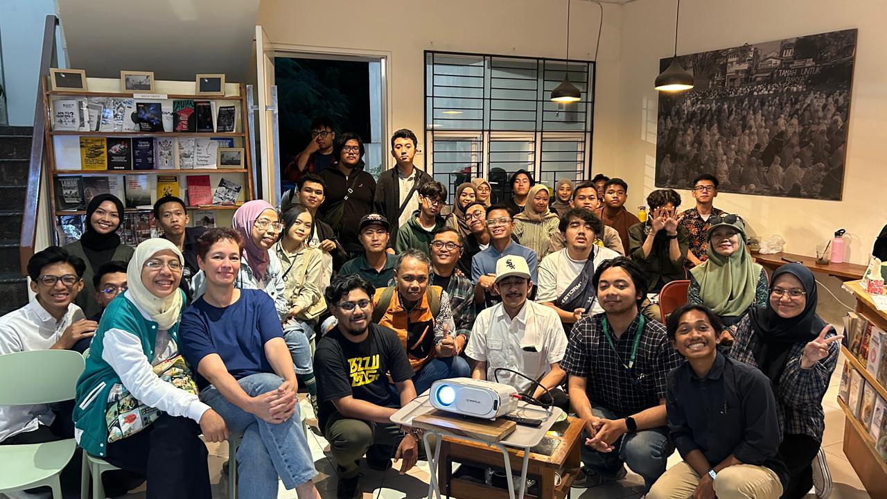Tim dari Bike to Work Bandung berkumpul dalam agenda Refleksi Mobilitas Kota Bandung 2025&nbsp;yang diselenggarakan bersama media Bandung Bergerak&nbsp;di Perpustakaan Bunga di Tembok.