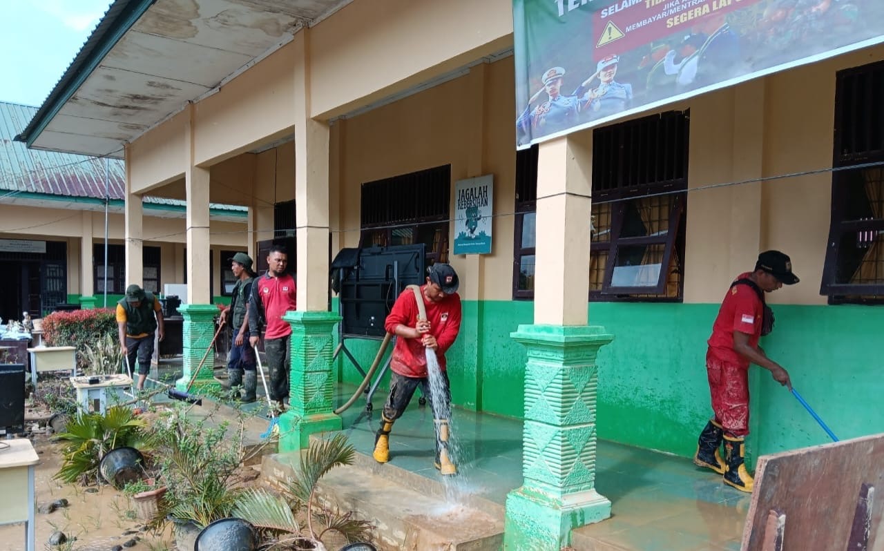 Personel Manggala Agni melakukan operasi membantu membersihkan lumpur setelah bencana banjir bandang Aceh, Sumut, dan Sumbar (18/12). Aksi sosial itu sudah berjalan sekitar 12 hari. (Dok. Kemenhut)