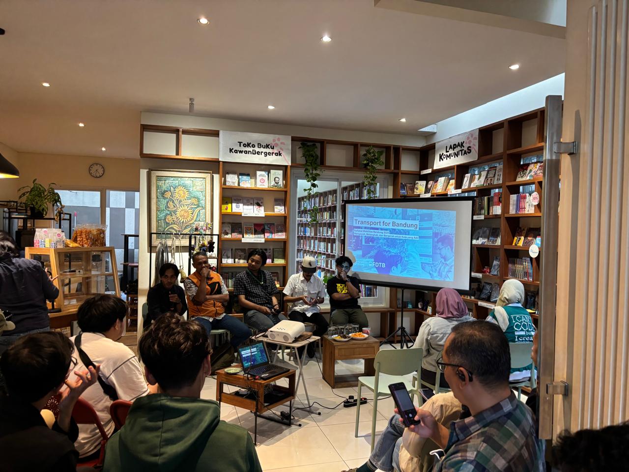 Tim dari Bike to Work Bandung berkumpul dalam agenda Refleksi Mobilitas Kota Bandung 2025&nbsp;di Perpustakaan Bunga di Tembok.