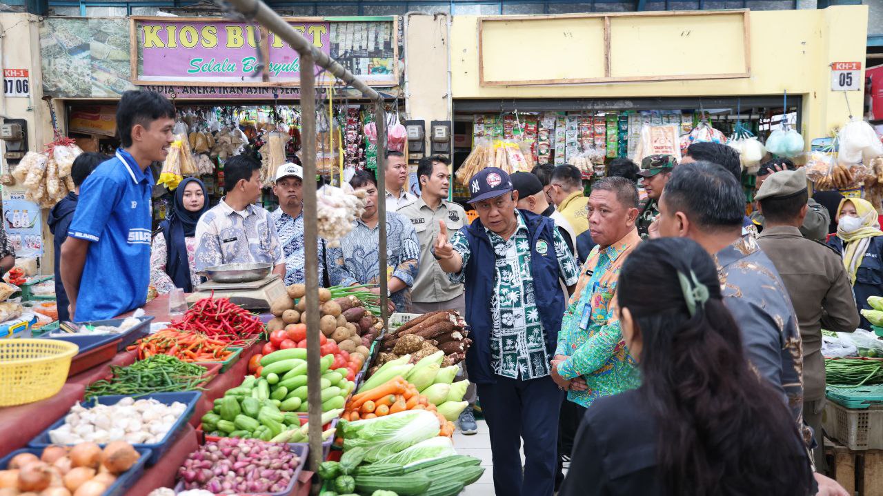 Tim dari Disperindag Kota Tangsel memantau ketersediaan dan harga bahan pokok di salah satu pasar rakyat di Tangsel.