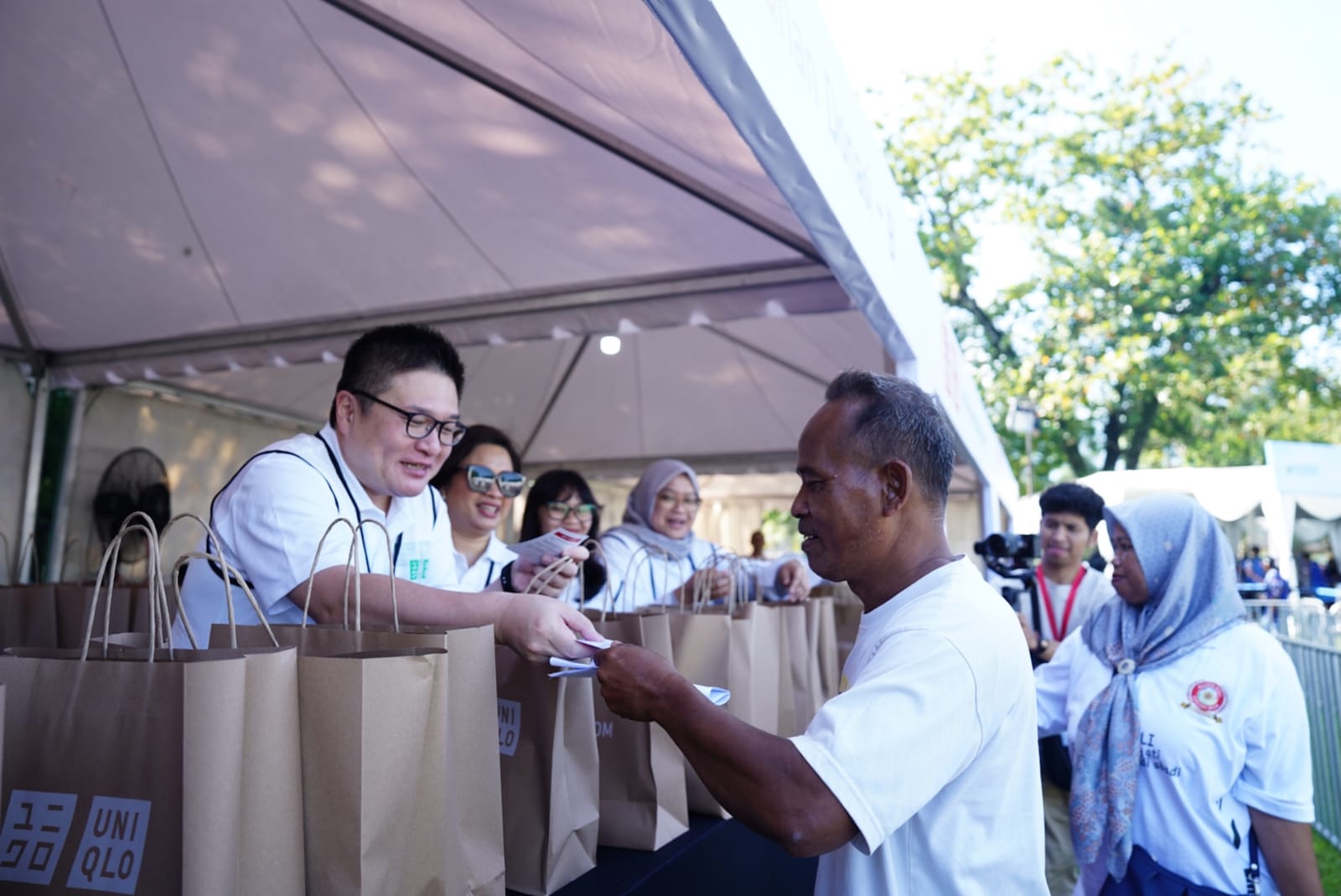 AKSI SOSIAL: UNIQLO memberikan donasi sebanyak 15.500 potong pakaian untuk korban bencana Sumatra dan daerah lain.