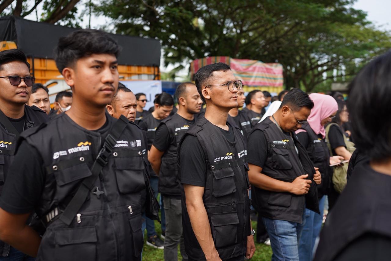 BANTU SUMATRA: Bank Mandiri bersama Danantara Indonesia mengerahkan Relawan Mandiri Tanggap Bencana yang berasal dari internal karyawan.