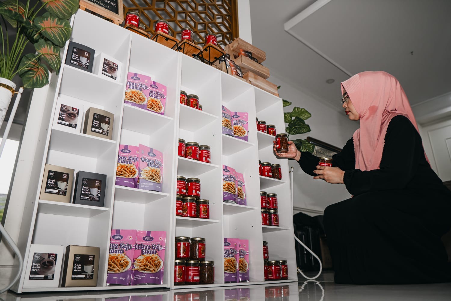 PEMASARAN MAKIN LUAS: Sari, pelaku UMKM, merasakan banyak manfaat setelah mengikuti berbagai pelatihan yang diadakan PT Karabha Digdaya.