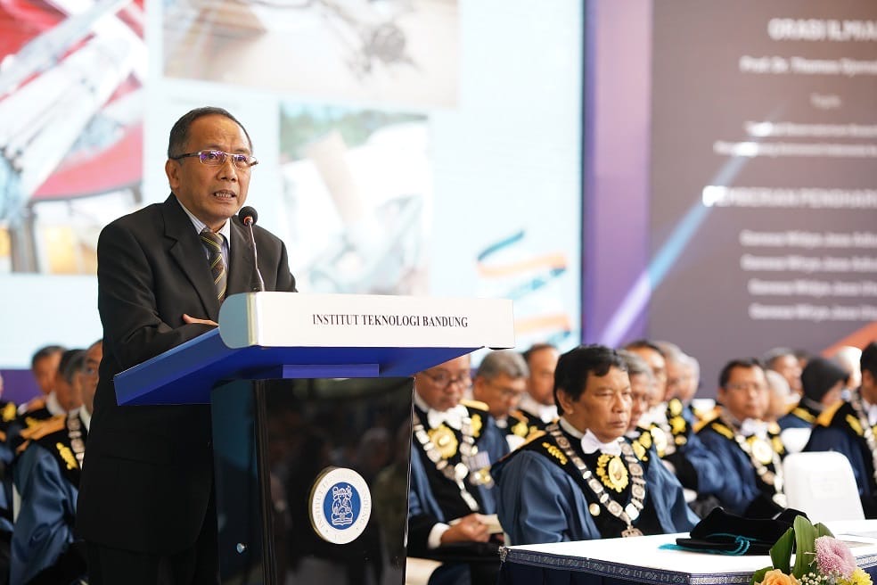 Profesor riset sekaligus ahli astronomi BRIN Prof Thomas Djamaluddin menyampaikan pidato di kampus ITB.
