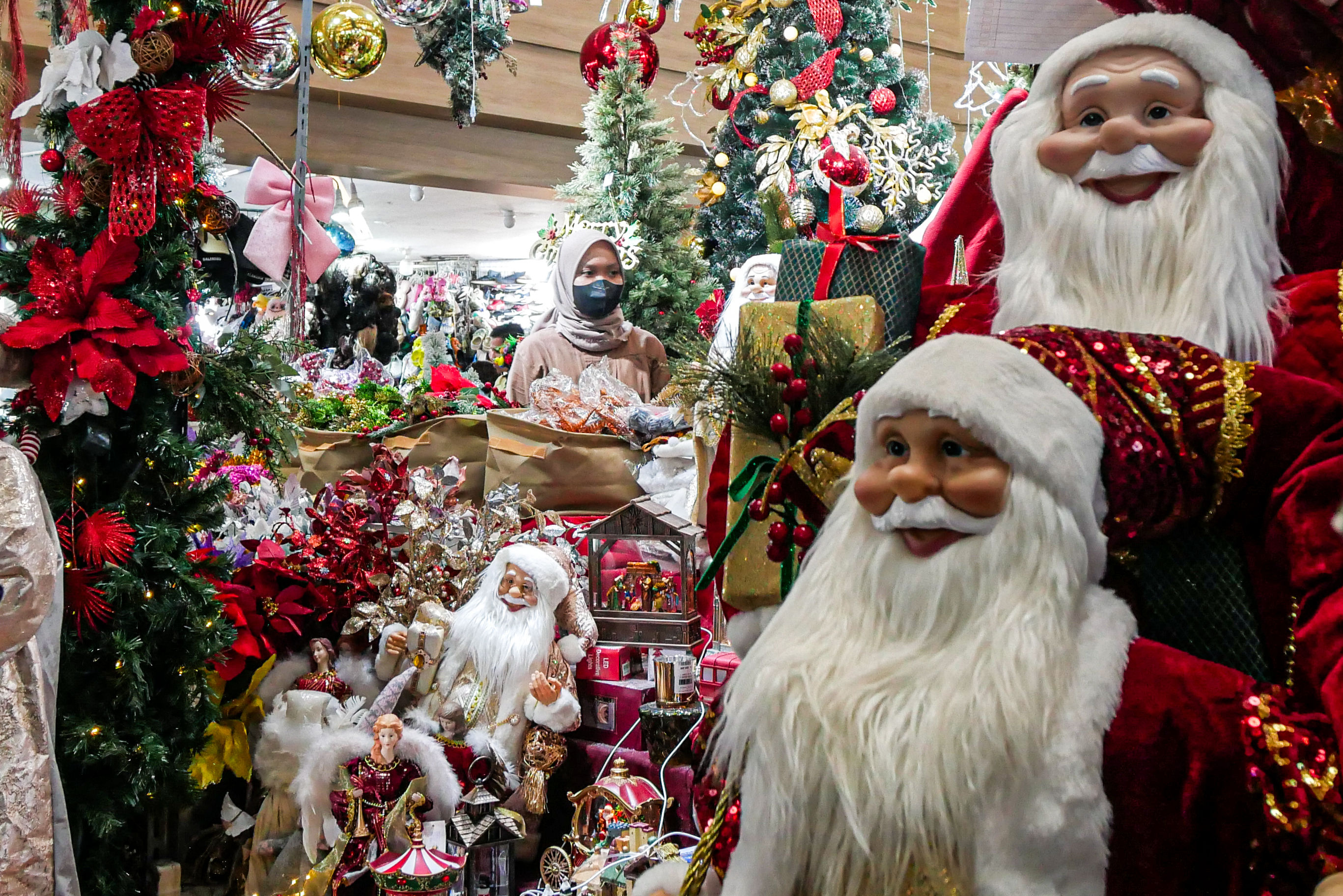 Pedagang menata hiasan natal yang dijual di pusat perbelanjaan ITC Mangga Dua, Jakarta Barat.