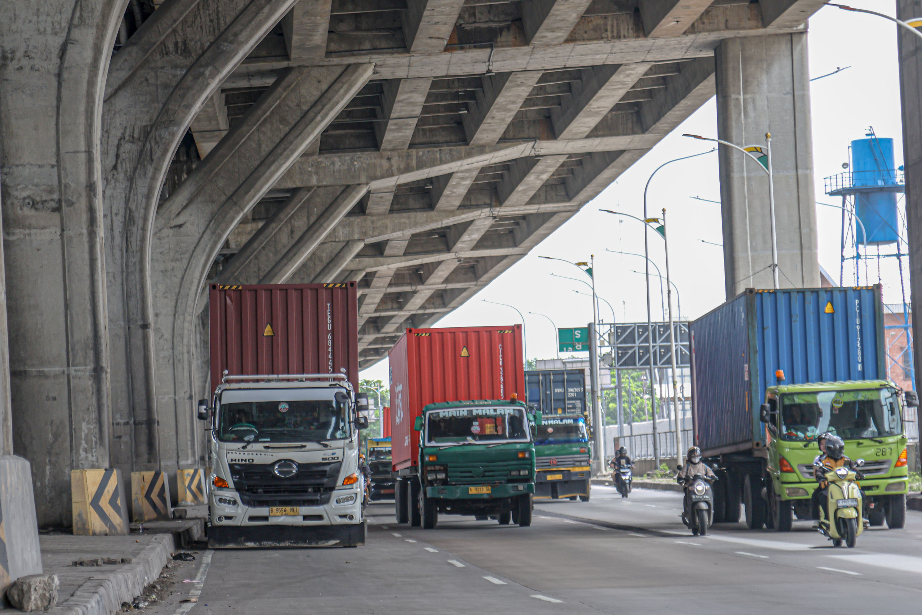 Sejumlah truk trailer melintas di jalan Raya Cilincing, Jakarta Utara.