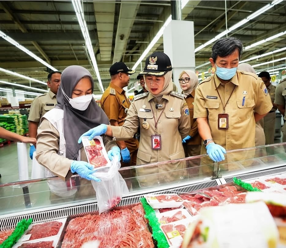 Wali Kota Administrasi Jakarta Barat Iin Mutmainnah (tengah) mengecek ketersediaan pangan di pasar tradisional jelang Nataru.