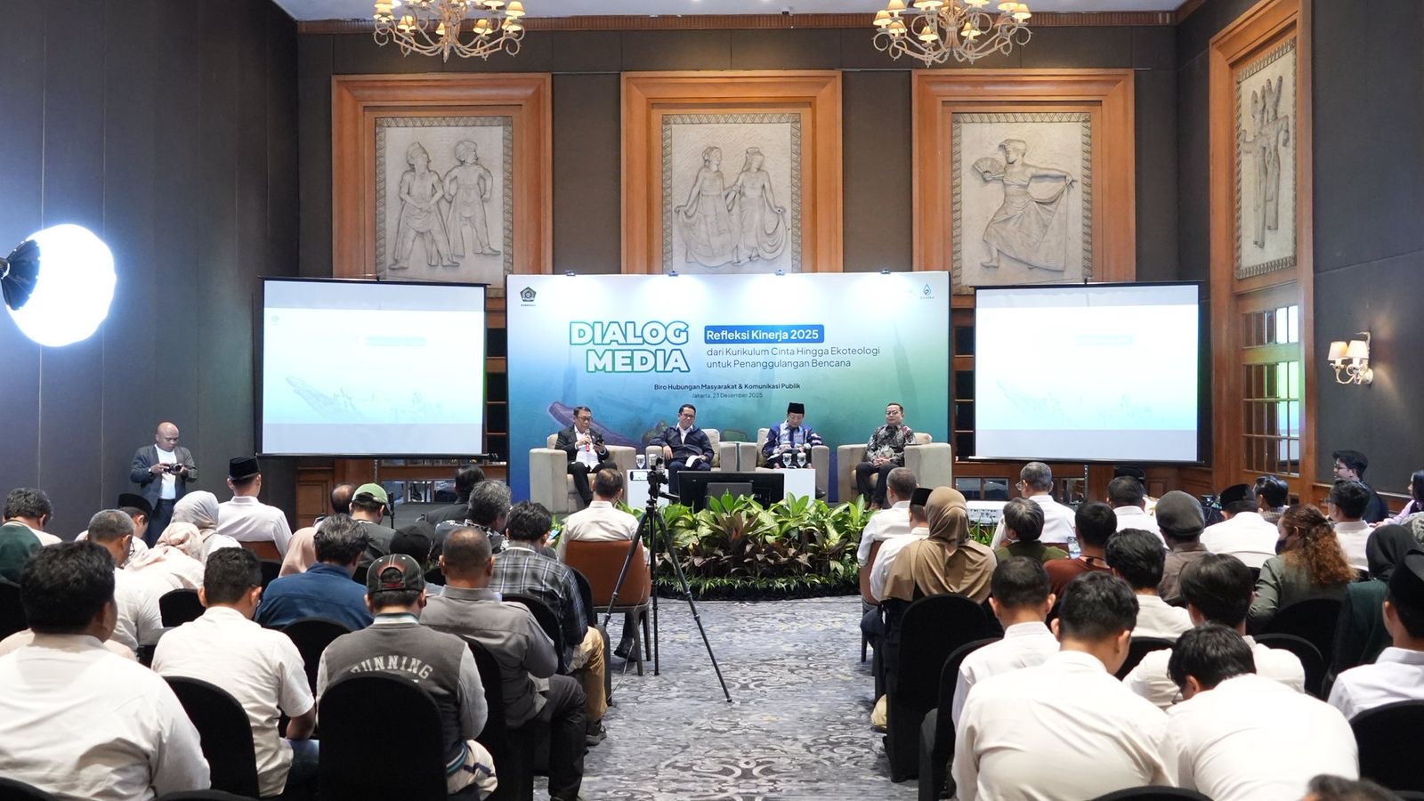 Menteri Agama Nasaruddin Umar (dua dari kanan) menghadiri Dialog Media Refleksi Kinerja 2025 di Jakarta (23/12).
