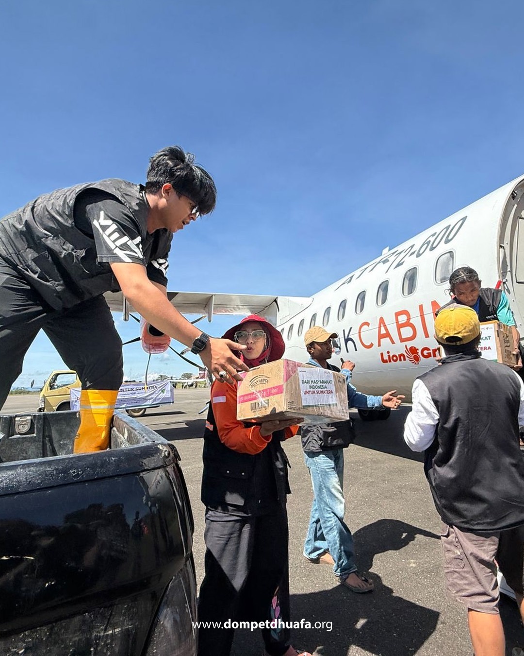 SIAP DIDISTRIBUSIKAN: Bantuan Dompet Dhuafa bersama para mitra kebaikannya dari Jakarta dan Medan dikirim ke Aceh menggunakan pesawat ATR.