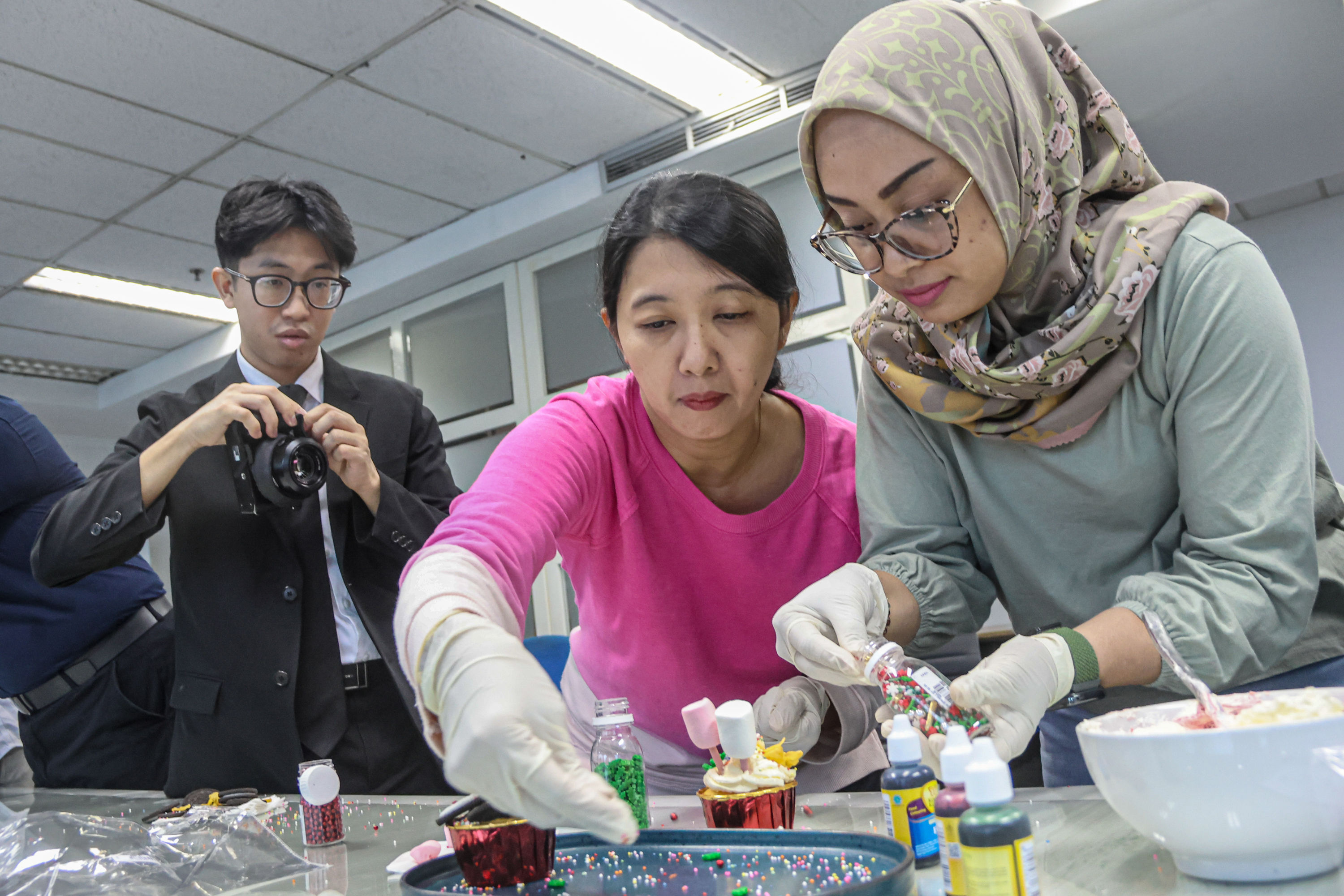 Keseruan lomba menghias cupcake saat kunjungan Accor Group saat mengunjungi kantor Redaksi Jawa Pos Koran di Graha Pena Jakarta, Rabu (24/12/2025).