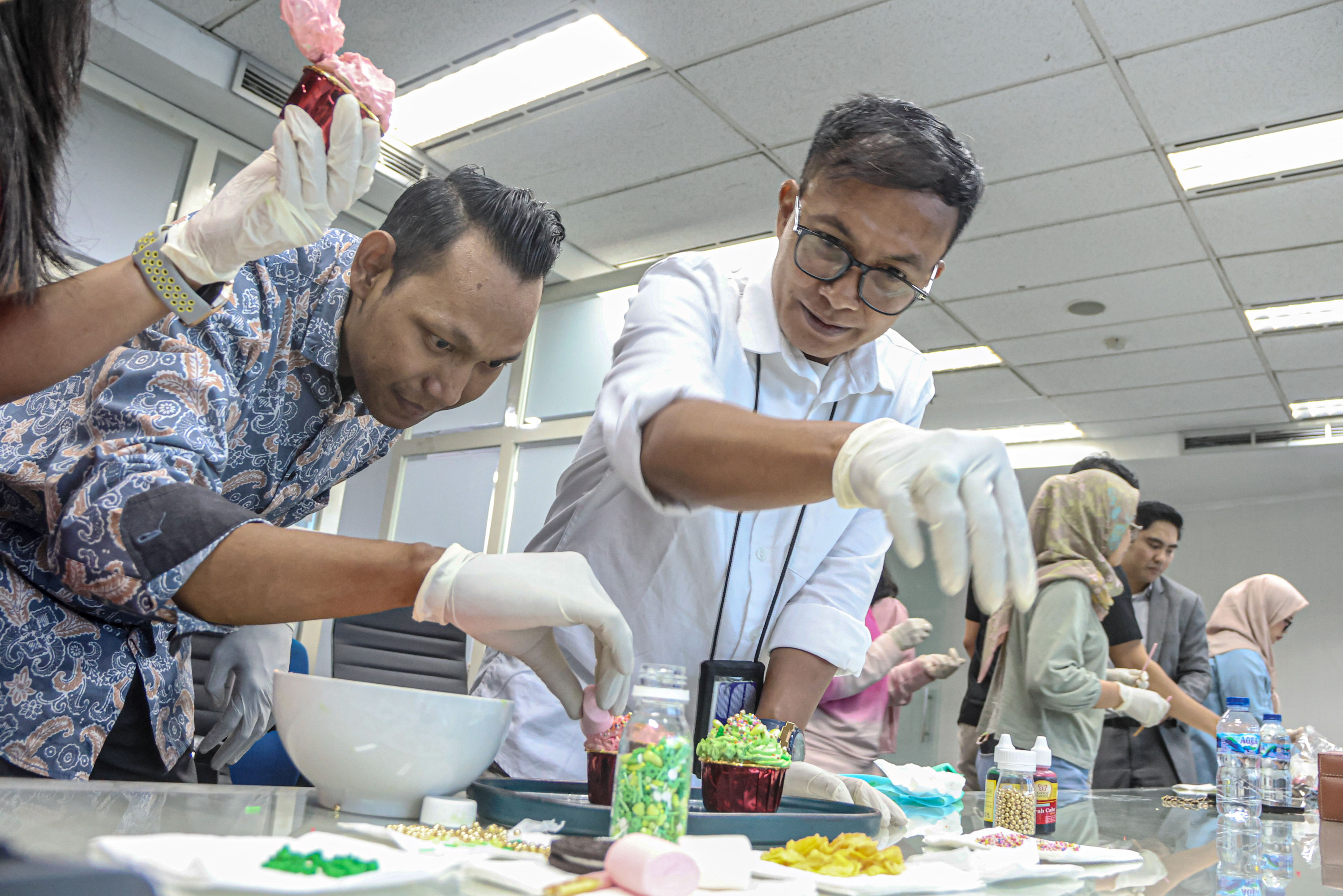 Keseruan lomba menghias cupcake saat kunjungan Accor Group saat mengunjungi kantor Redaksi Jawa Pos Koran di Graha Pena Jakarta, Rabu (24/12/2025).
