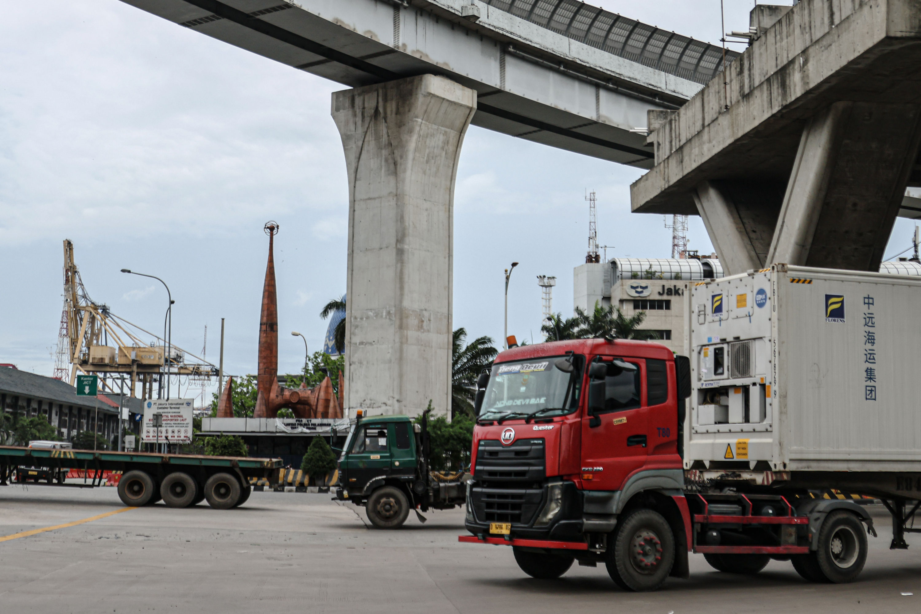 Sejumlah truk trailer melintas di jalan Raya Cilincing, Jakarta Utara. Operasional truk tersebut akan dibatasi pada Nataru.