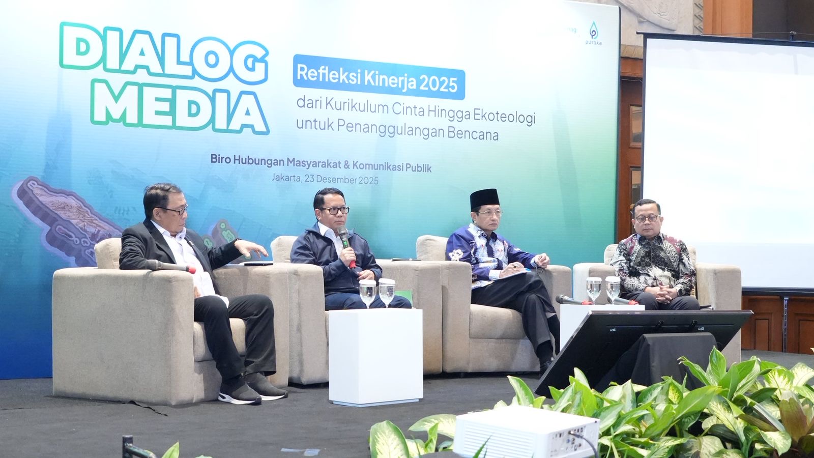 Menteri Agama Nasaruddin Umar (dua dari kanan) dalam acara Dialog Media Refleksi Kinerja 2025 di Jakarta (23/12).