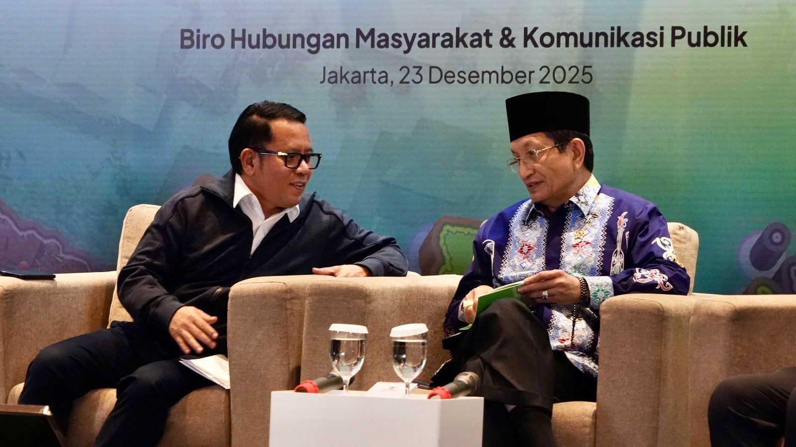 Menteri Agama Nasaruddin Umar (kanan) bersama Sekjen Kemenag Kamaruddin Amin menghadiri Dialog Media Refleksi Kinerja 2025 di Jakarta (23/12).