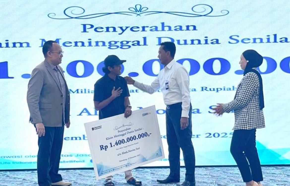 Serah terima klaim dan manfaat dengan keluarga Almarhumah Novita Sari, nasabah asuransi Pelita.