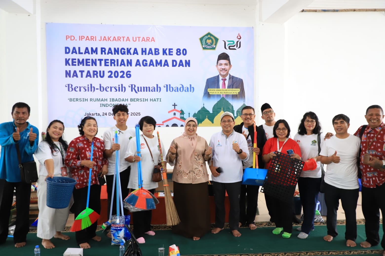 Menyambut momen Natal dan Tahun Baru (Nataru) 2025, sejumlah anggota dan pengurus Ikatan Penyuluh Agama Republik Indonesia (IPARI) melakukan aksi bersih-bersih rumah ibadah.
