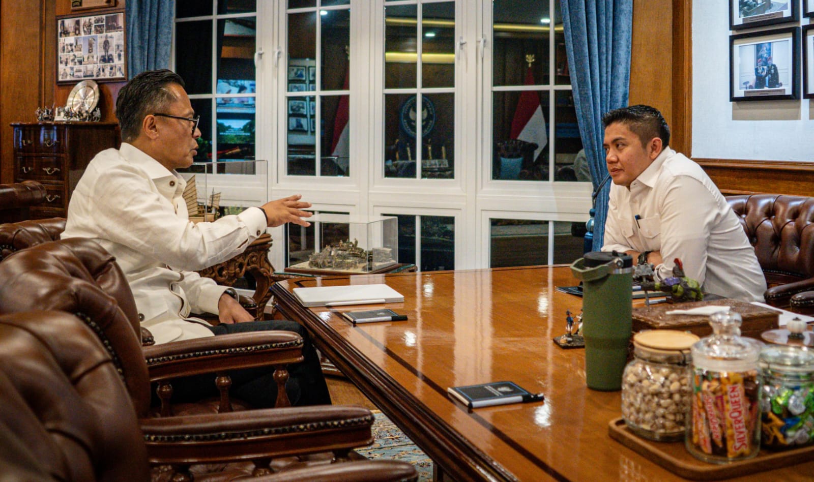 Seskab Teddy Indra Wijaya (kanan) menerima kunjungan Kepala Badan Pengelola BUMN Dony Oskaria di Kantor Sekretariat Kabinet, Rabu (24/12) malam.