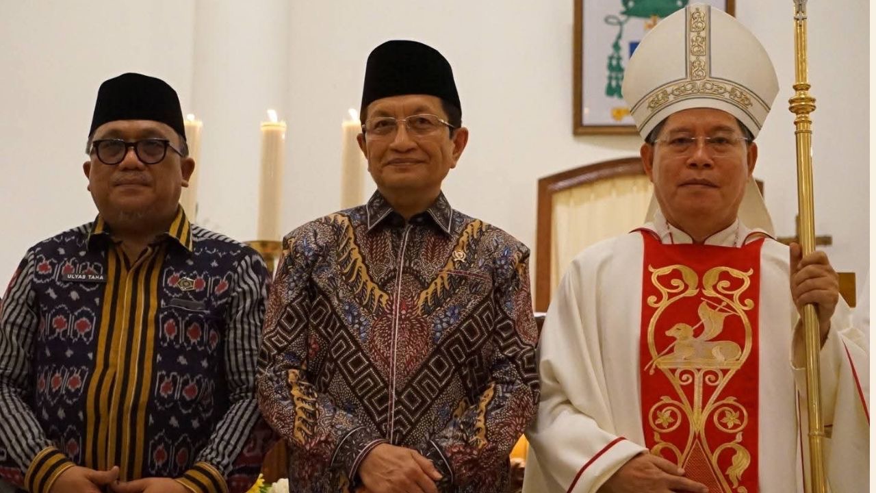 Menteri Agama Nasaruddin Umar (tengah) menghadiri Perayaan Natal di Gereja Katedral Hati Tersuci Maria, Manado, (24/12) malam. (Dok. Kemenag)
