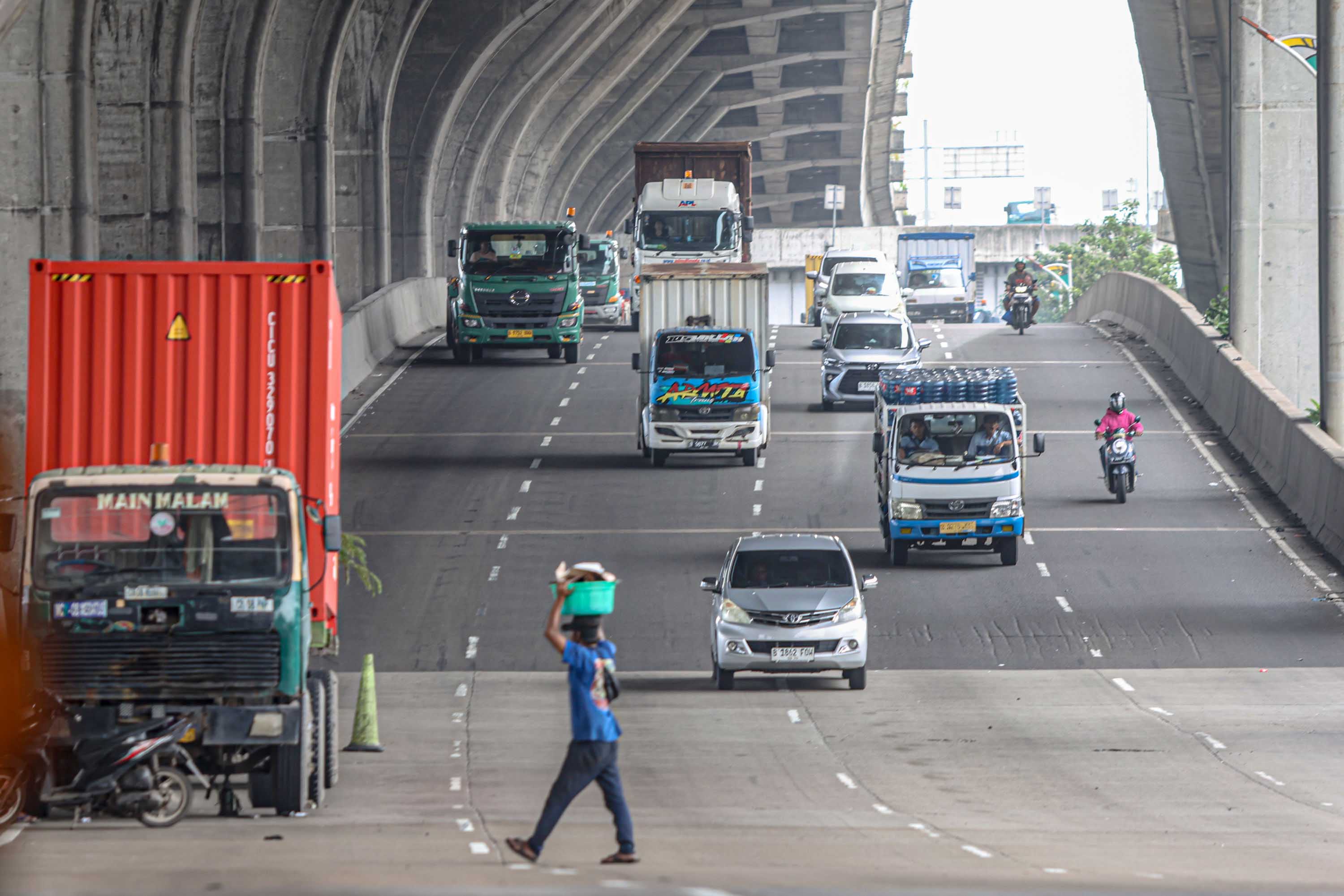 Sejumlah truk trailer melintas di jalan Raya Cilincing, Jakarta Utara.
