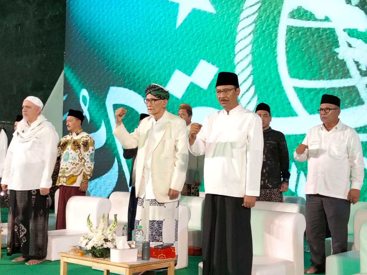 Rais Aam PBNU KH Miftachul Achyar (kiri) bersama Sekjen PBNU Saifullah Yusuf dalam doa bersama Satu NU Satu Bangsa di Masjid Raya Hasyim Asy