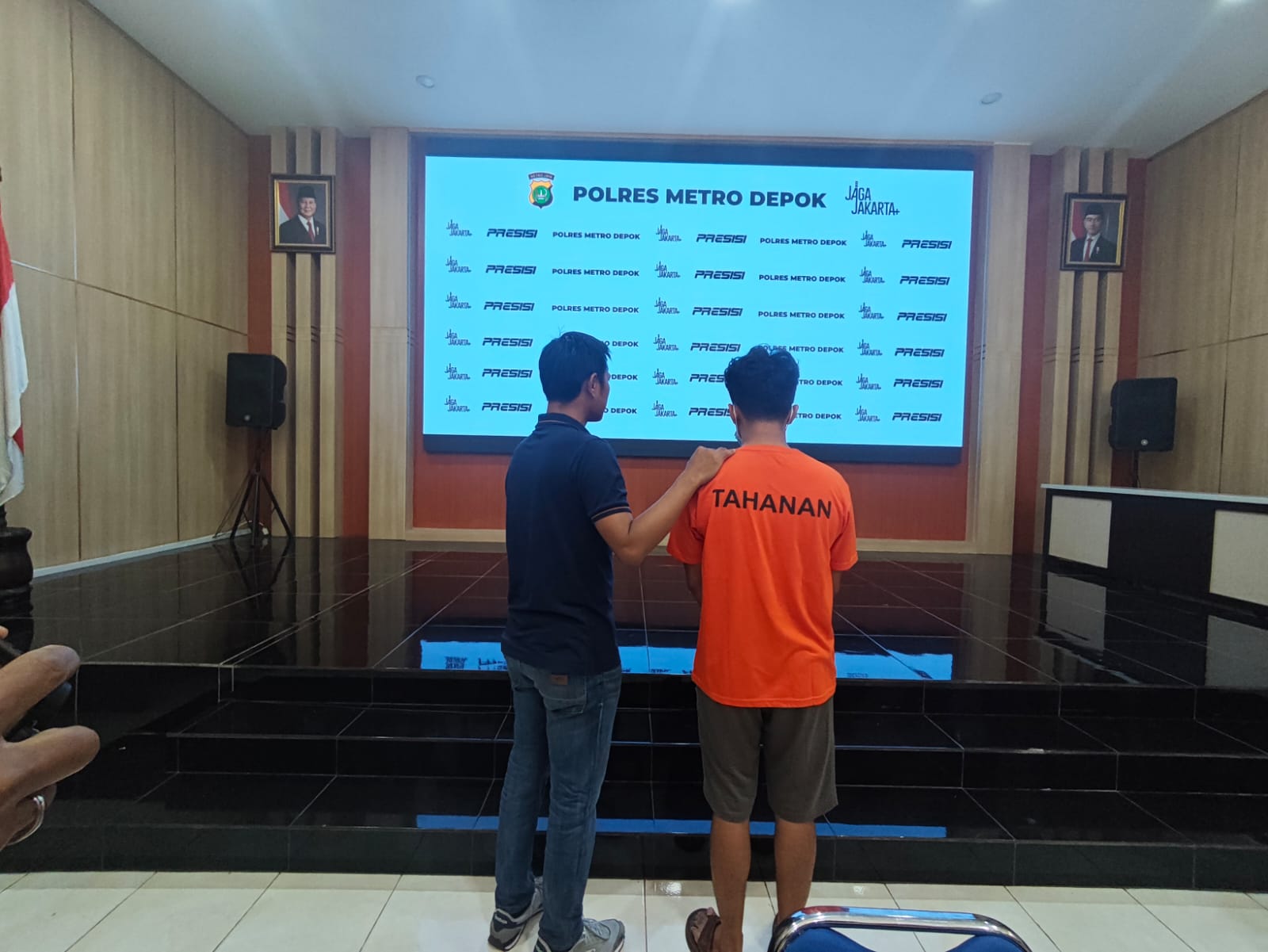 Tersangka pengancam bom kepada 10 sekolah di Depok diamankan anggota Satreskrim Polres Depok.