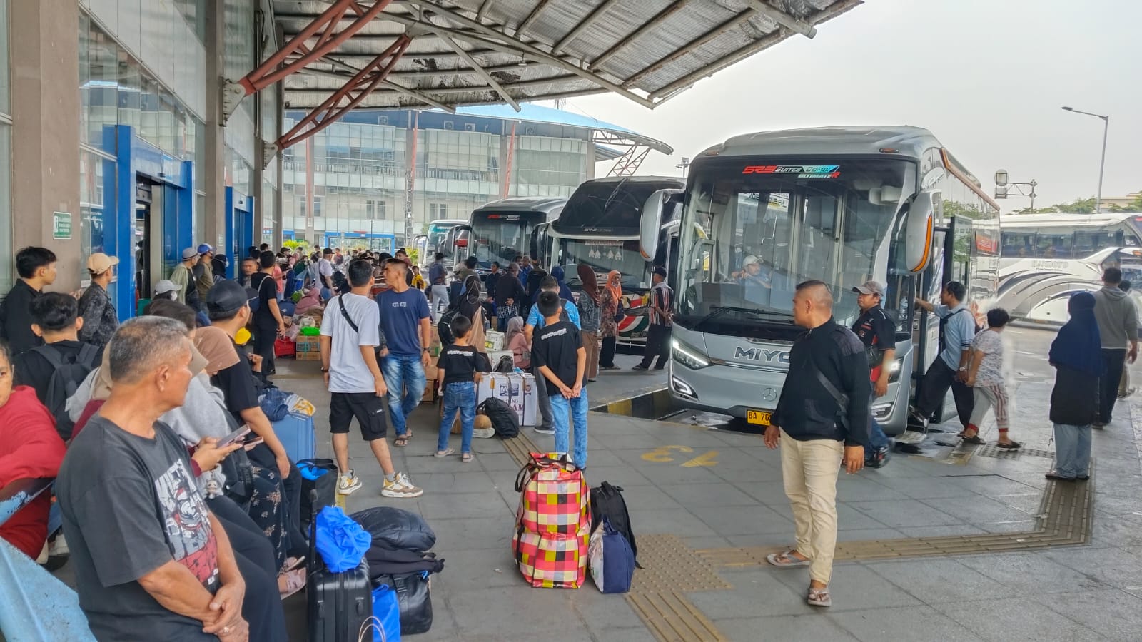 Penumpang yang akan ke luar kota menggunakan bus antarkota antarprovinsi mulai memadati Terminal Tanjung Priok, Jakarta Utara.