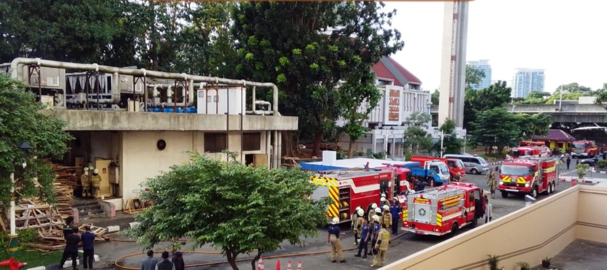 Petugas Gulkarmat Jakarta Selatan berhasil menjinakkan api yang menjalar ke area kantor Wali Kota Jakarta Selatan.