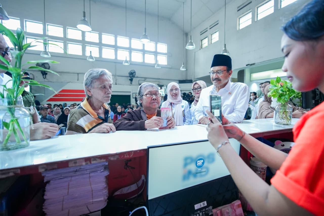 Mensos Saifullah Yusuf (kanan) meninjau langsung proses pencairan bantuan langsung tunai (BLT) di Kantor Pos Jatinegara, Jakarta Timur.