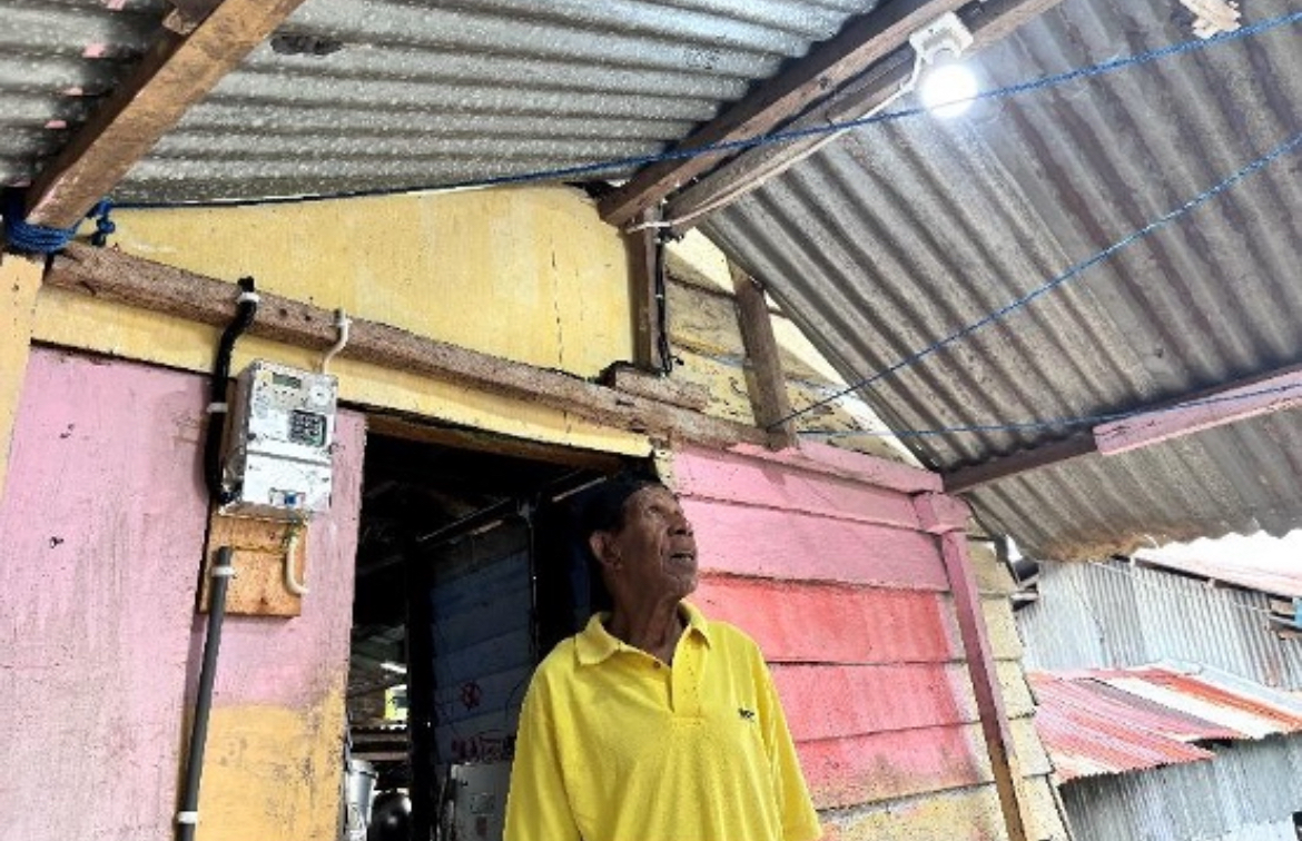 Rumah milik Arobi Namudat (66) merupakan salah satu dari 407 keluarga penerima manfaat Program Bantuan Pasang Baru Listrik (BPBL) di Kabupaten Fakfak, Papua.