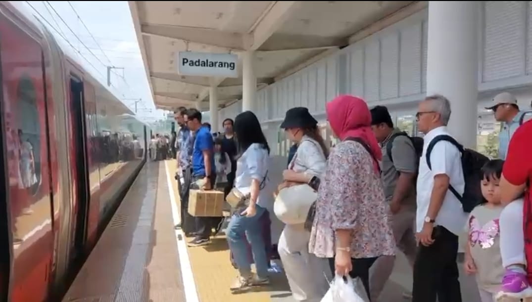 Penumpang dan wisatawan asing menggunakan layanan kereta cepat Whoosh dari Terminal Padalarang menuju Jakarta.