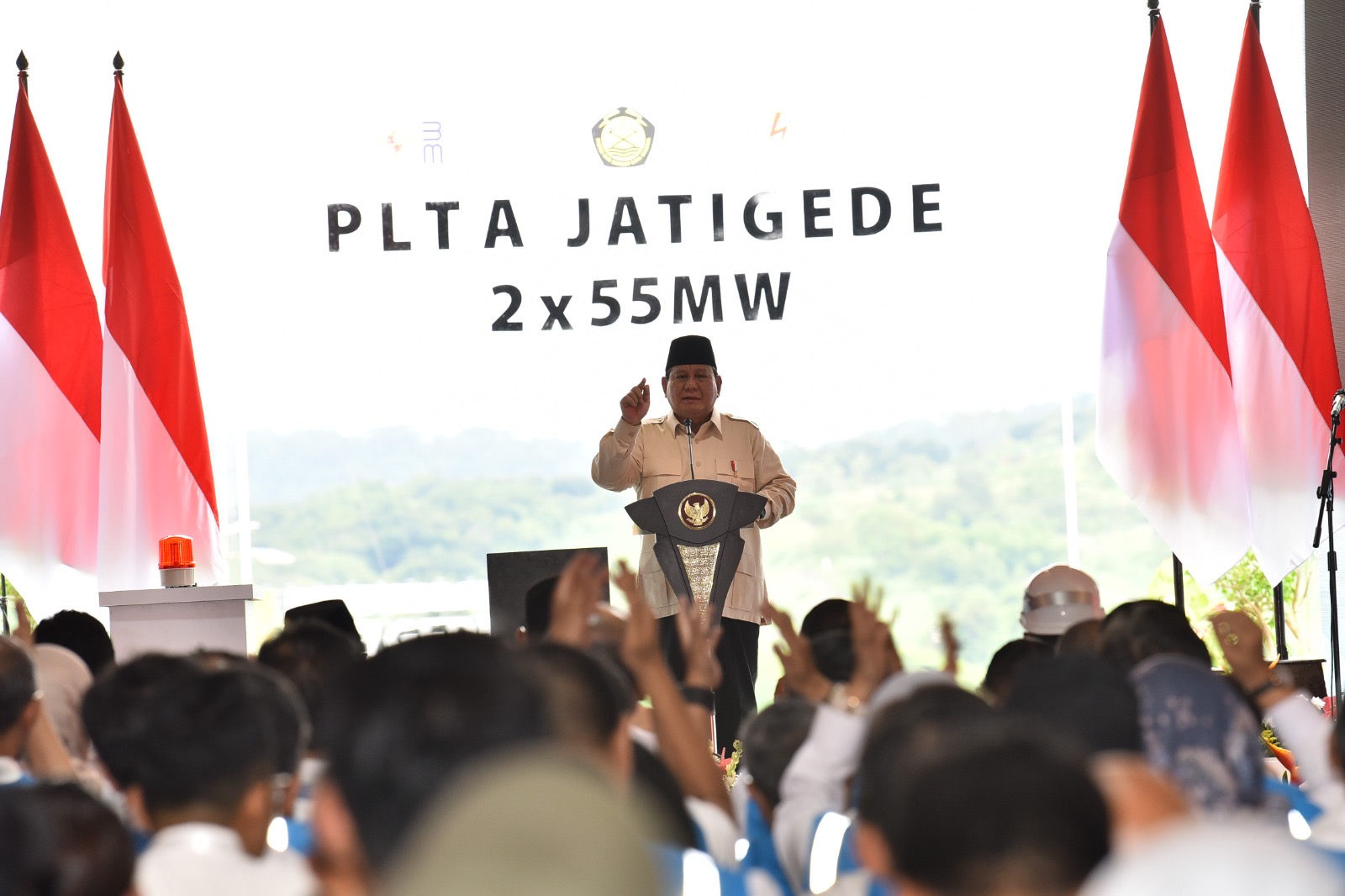 Presiden  Prabowo Subianto meresmikan proyek infrastruktur ketenagalistrikan strategis di Sumedang, Jawa Barat, Senin (20/1).