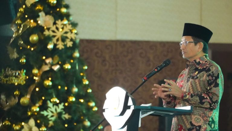 Menteri Agama (Kemenag) Nasaruddin Umar menyampaikan arahan dalam Natal Bersama Kemenag 2025 di TMII Jakarta Timur (29/12) malam. (Hilmi/Jawa Pos)