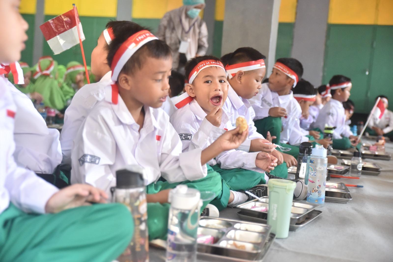 Kegiatan makan bergizi gratis (MBG) di madrasah terus diperluas. Saat ini jumlah siswa madrasah penerima manfaat MBG sudah tembus 2,31 juta anak. (Dok. Kemenag)