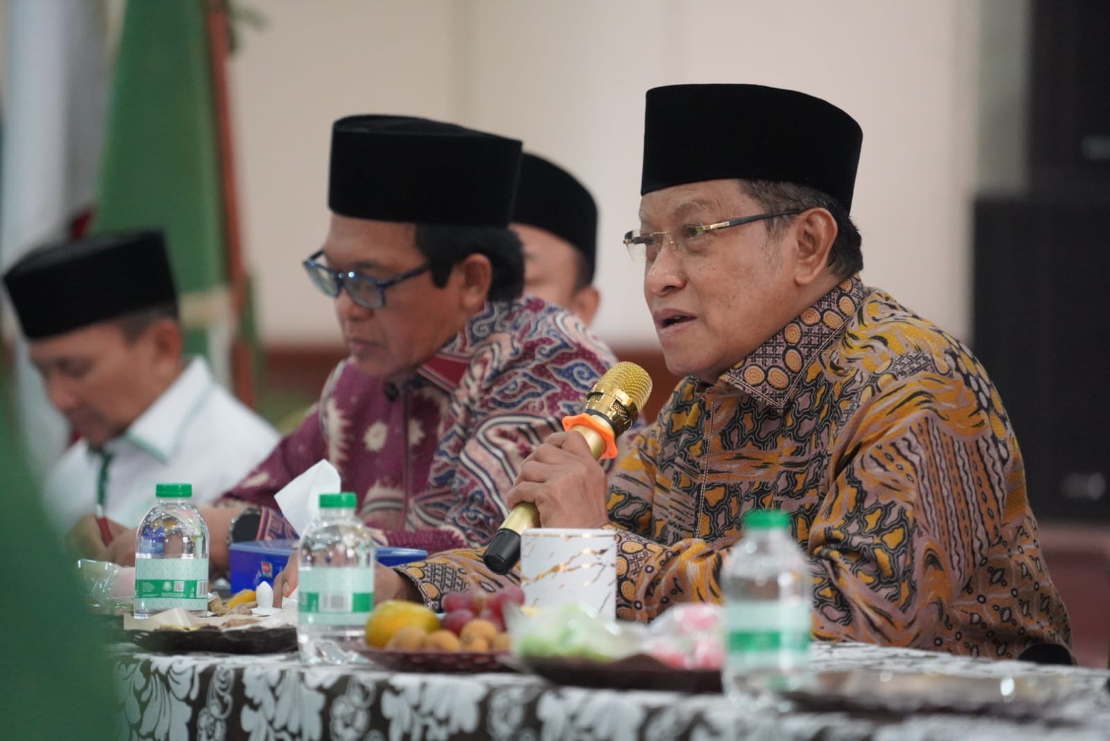 Ketua Umum LPOI dan mantan Ketua Umum PBNU Said Aqil Siroj (kanan) merespon sejumlah bencana alam yang melanda Indonesia. (Hilmi/Jawa Pos)
