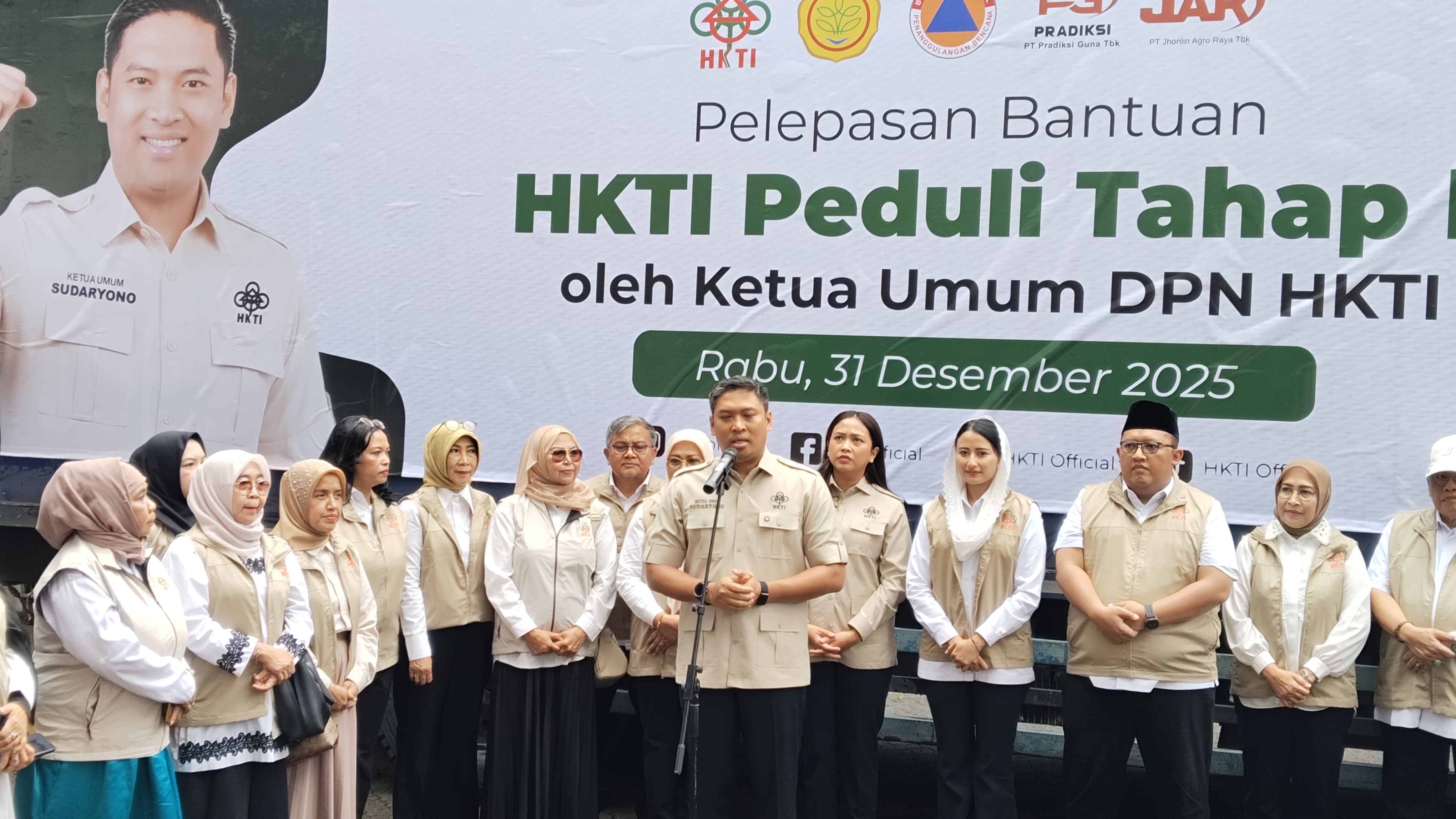 Ketua Umum HKTI, sekaligus Wakil Menteri Pertanian, Dr. H Sudaryono melepas bantuan kedua ke Sumatera dan Aceh.