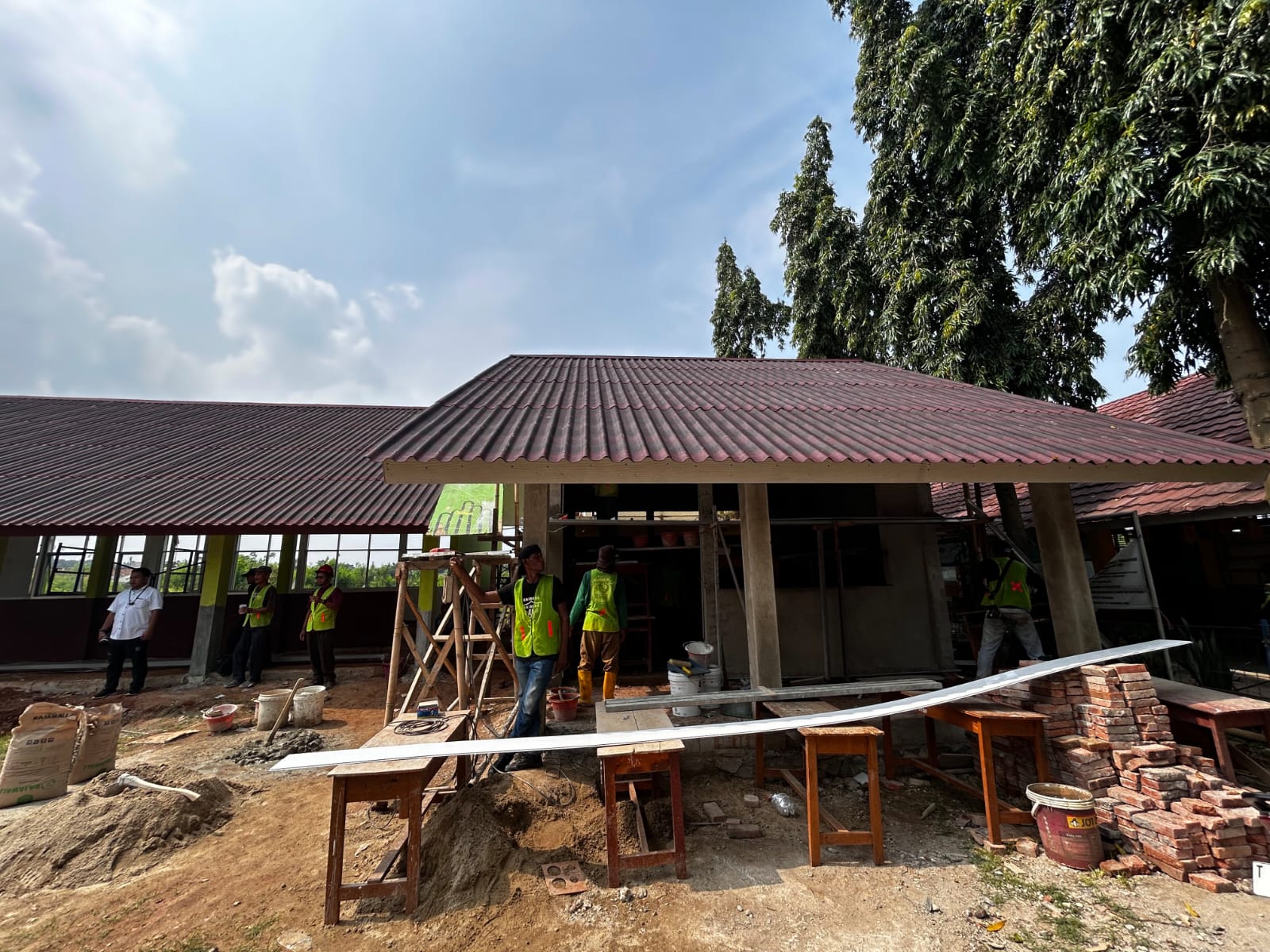 Program revitalisasi di sebuah sekolah di Karawang pada Oktober 2025. Revitalisasi satuan pendidikan memiliki pengaruh positif dan signifikan terhadap pertumbuhan ekonomi daerah.