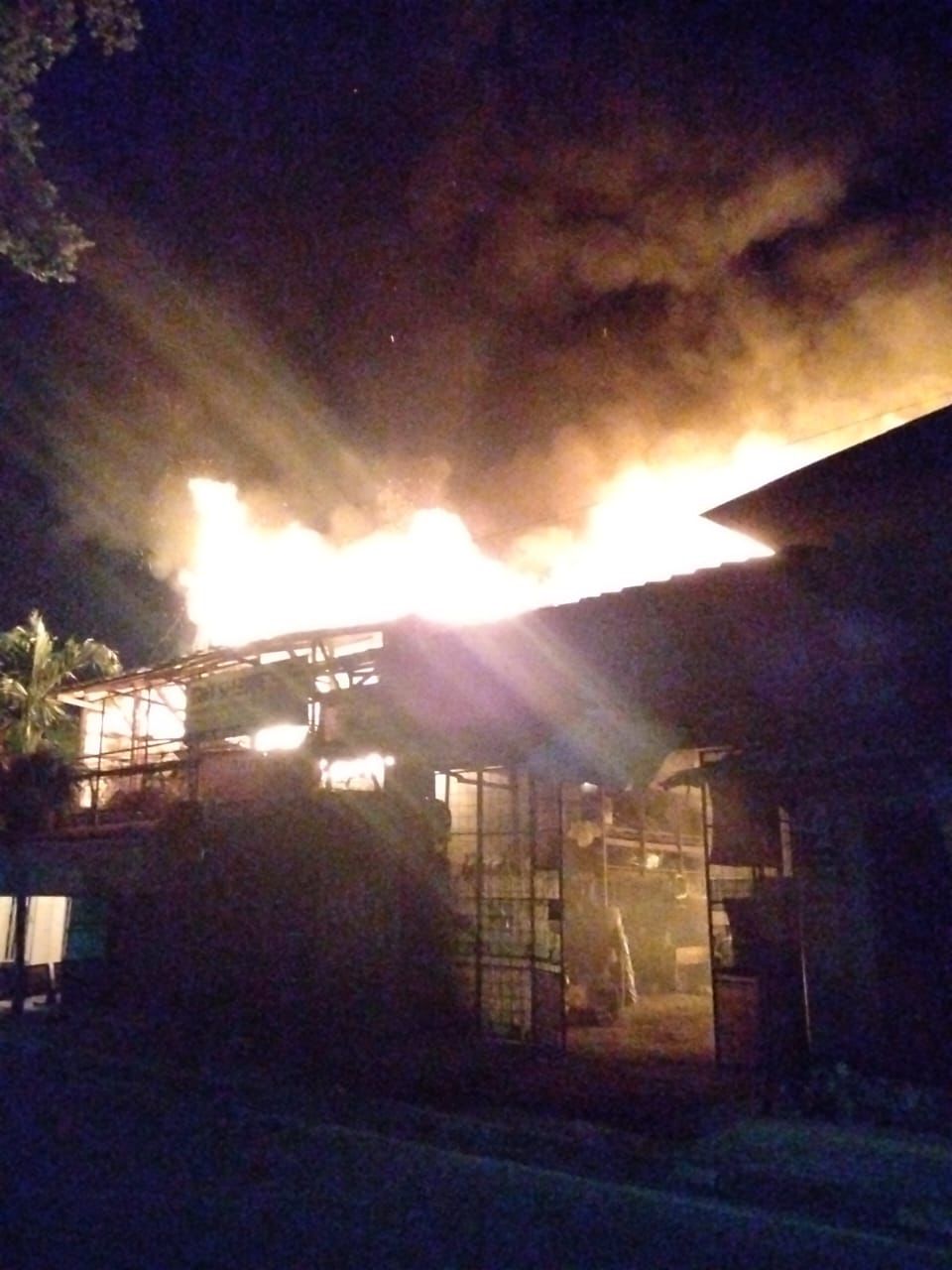 Kebakaran menghanguskan toko material di Perumahan Bukit Cirendeu, Kota Tangsel kemarin dini hari.