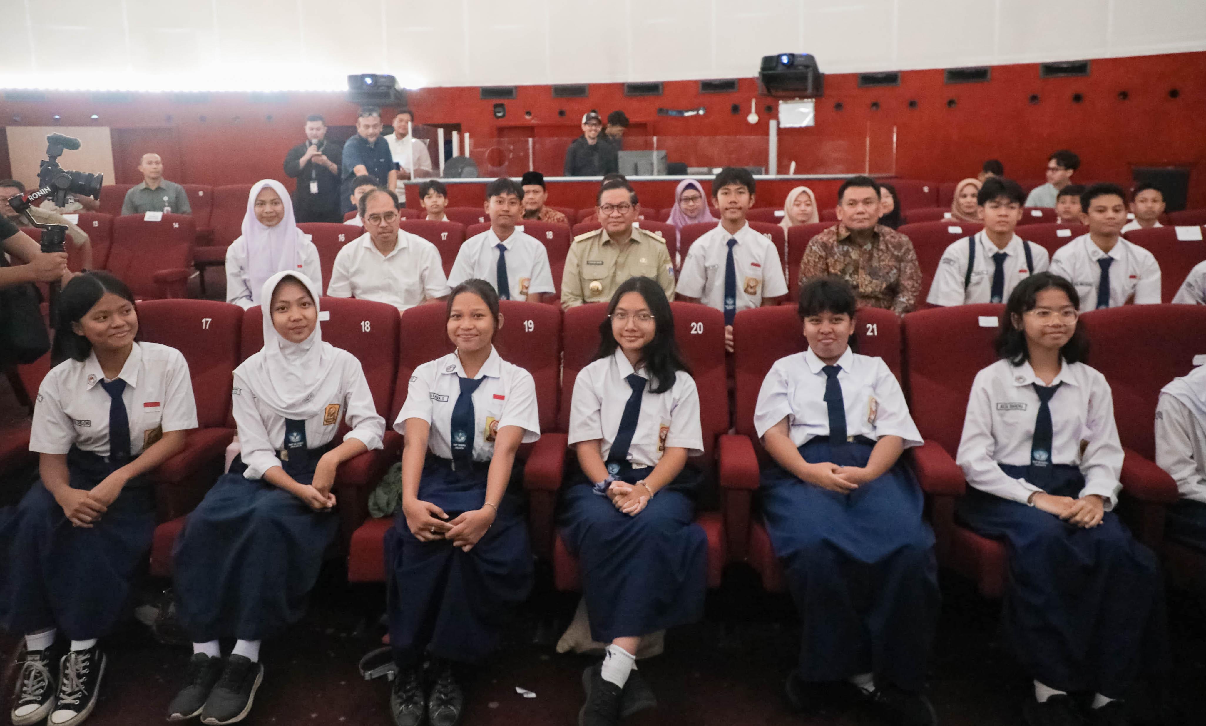 Gubernur DKI Pramono Anung bersama para pelajar saat berkunjung ke Planetarium Jakarta di Kawasan Taman Ismail Marzuki, Jakarta Pusat.