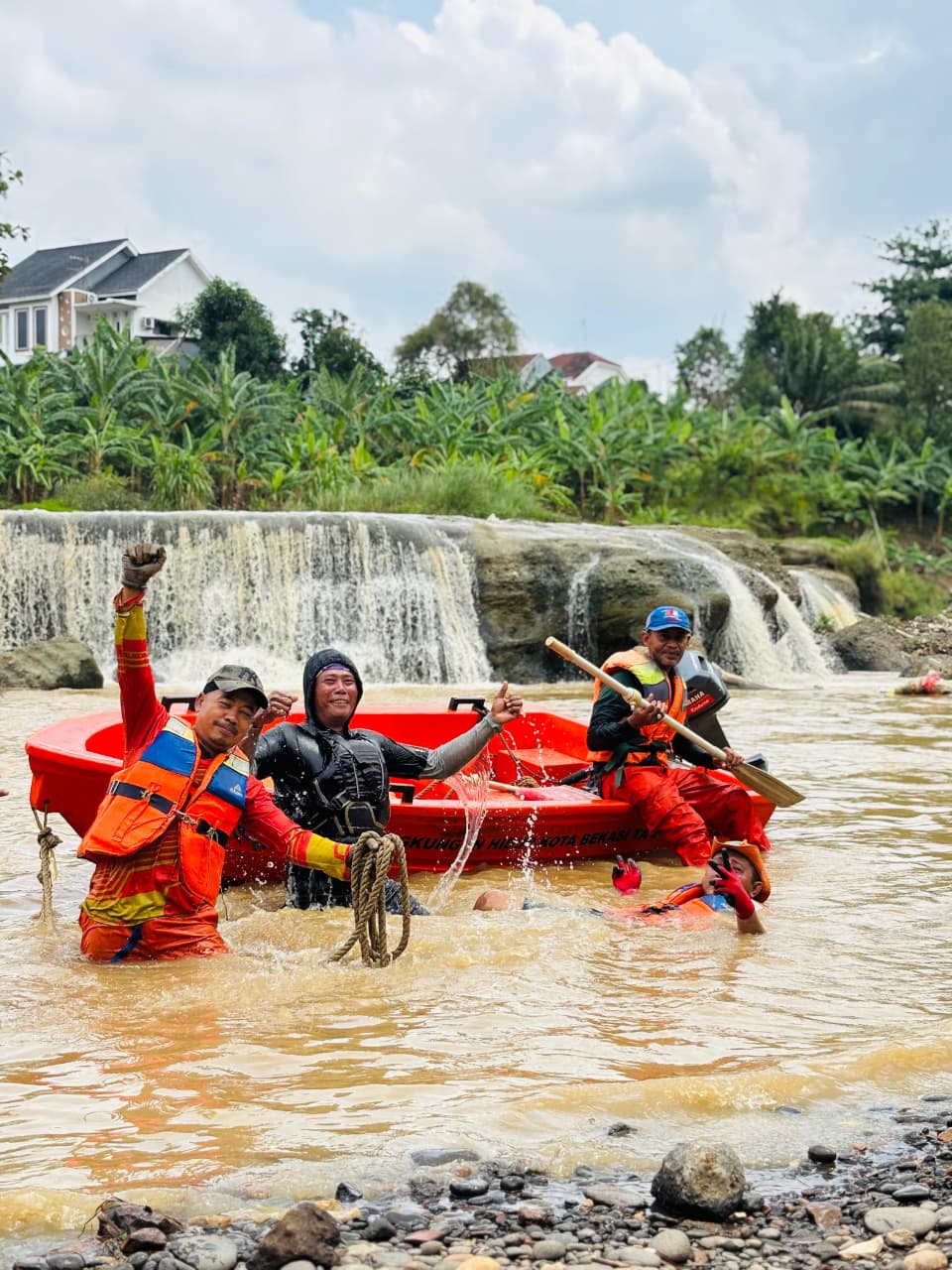 Anggota DLH Kota Bekasi dan KP2C melakukan penelusuran di sungai Bekasi untuk mencari tahu sumber pencemaran.