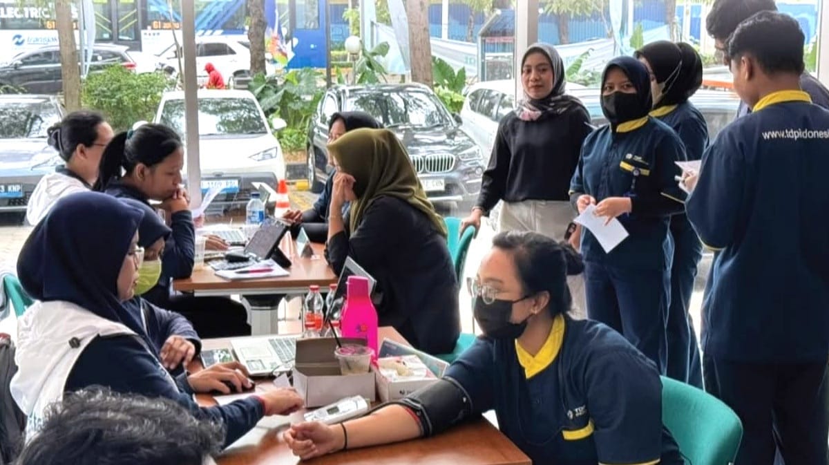 Petugas Suku Dinas Kesehatan (Sudinkes) Jakarta Selatan tetap bertugas menjelang malam pergantian tahun di wilayahnya.