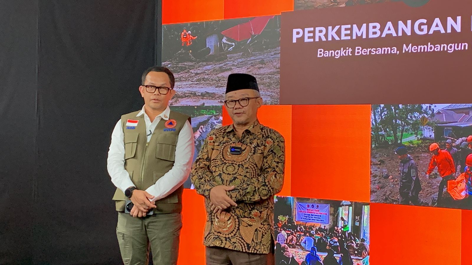 Mendikdasmen Abdul Mu&rsquo;ti (kanan) dan Kepala Pusat Data, Informasi dan Komunikasi Kebencanaan BNPB Abdul Muhari dalam konferensi pers, Selasa (30/12/2025).