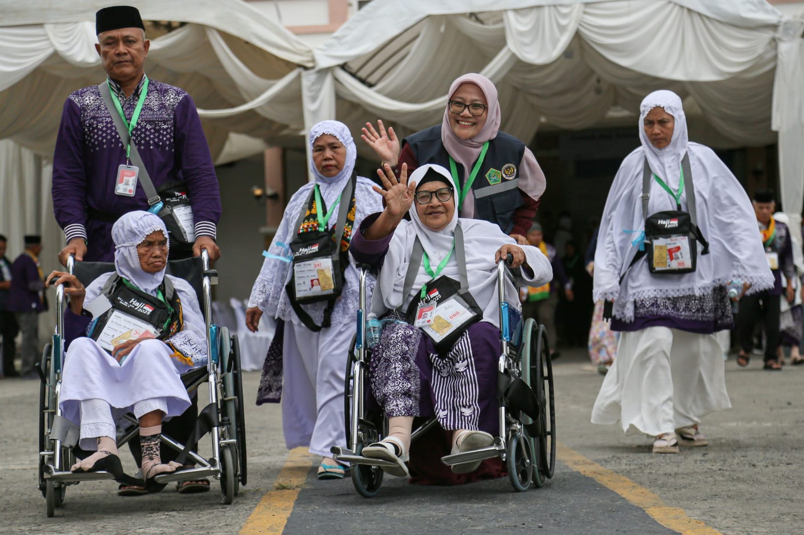 Sejumlah jemaah haji musim 2025 mendapatkan layanan dari petugas haji Pemerintah Indonesia. Saat ini persiapan penyelenggaraan haji 2026 terus bergulir. (Dok. Kemenag)