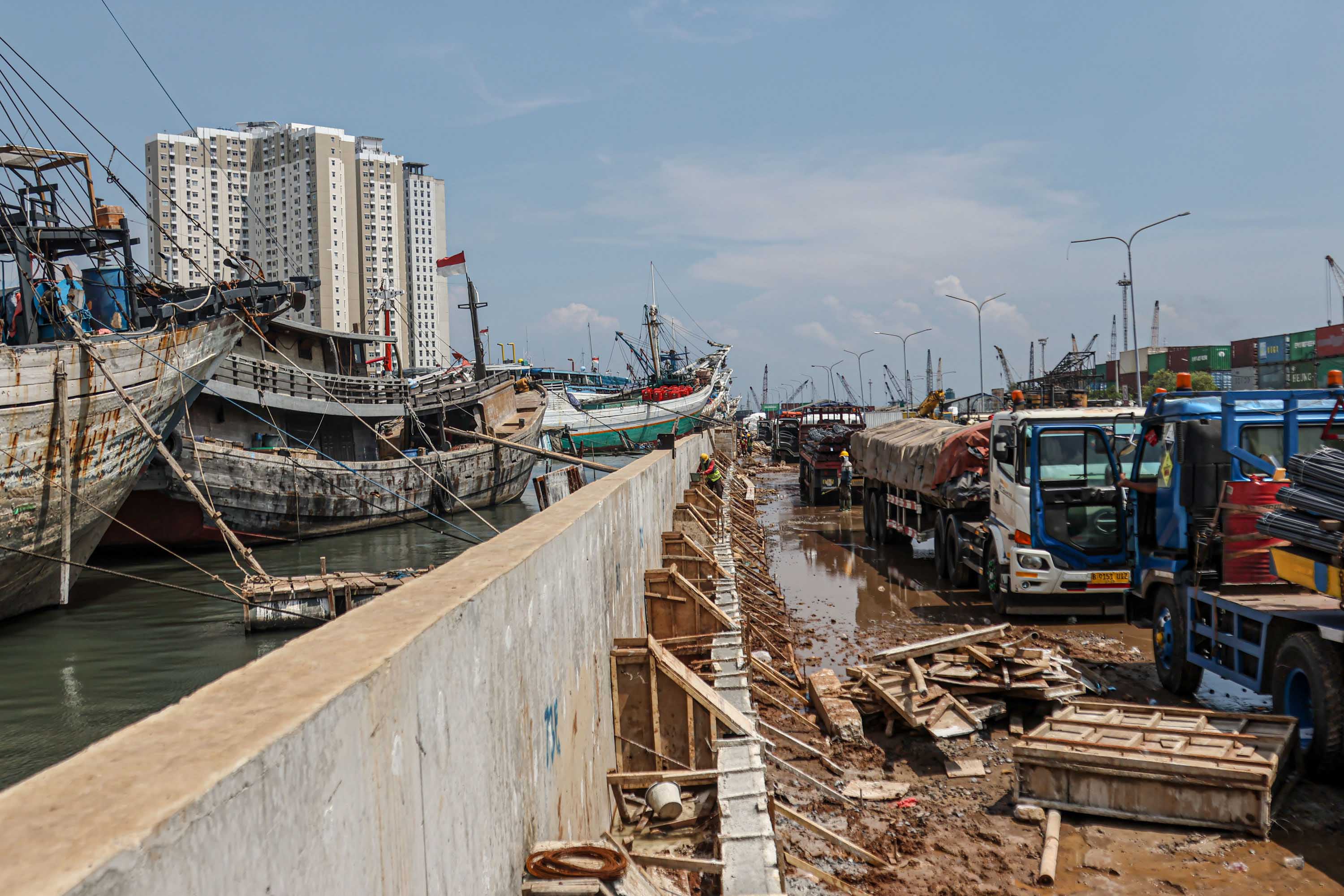 Tanggul beton sepanjang 1,2 kilometer di Pelabuhan Sunda Kelapa, Jakarta Utara, dijadikan alat untuk mengantisipasi ancaman banjir rob.