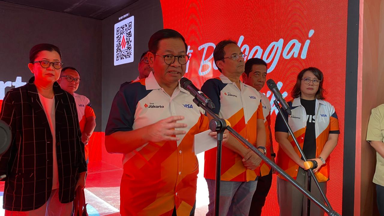 : Gubernur DKI Pramono Anung memberikan keterangan setelah meluncurkan Kartu Debit Visa Bank Jakarta di Lippo Mall Kemang, Jakarta Selatan.