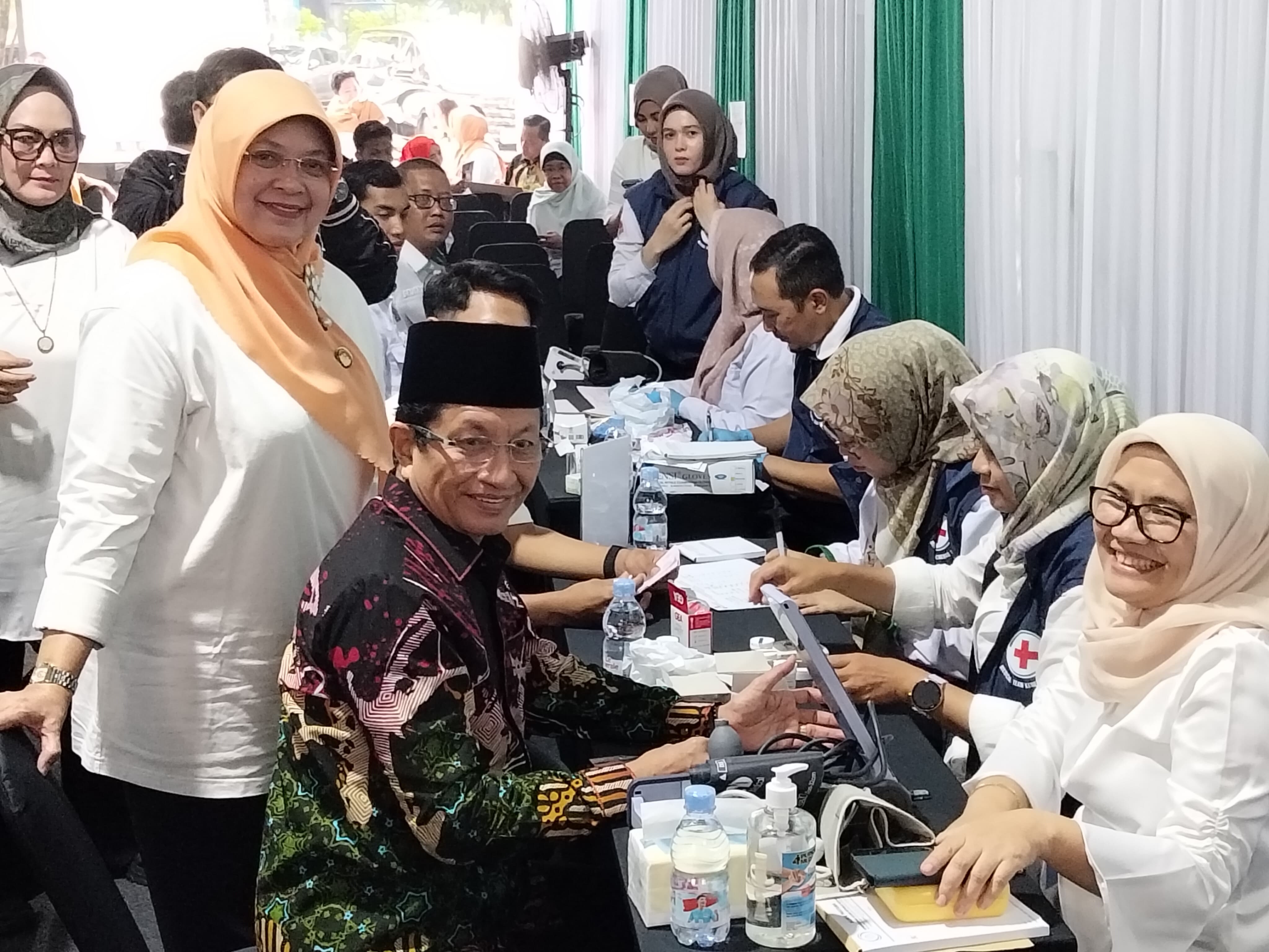 Menteri Agama (Menag) Nasaruddin Umar melakukan pemeriksaan kesehatan di sela pelaksanaan donor darah dalam rangka Hari Amal Bakti (HAB) ke-80 Kemenag di Jakarta (5/1). (Hilmi/Jawa Pos)