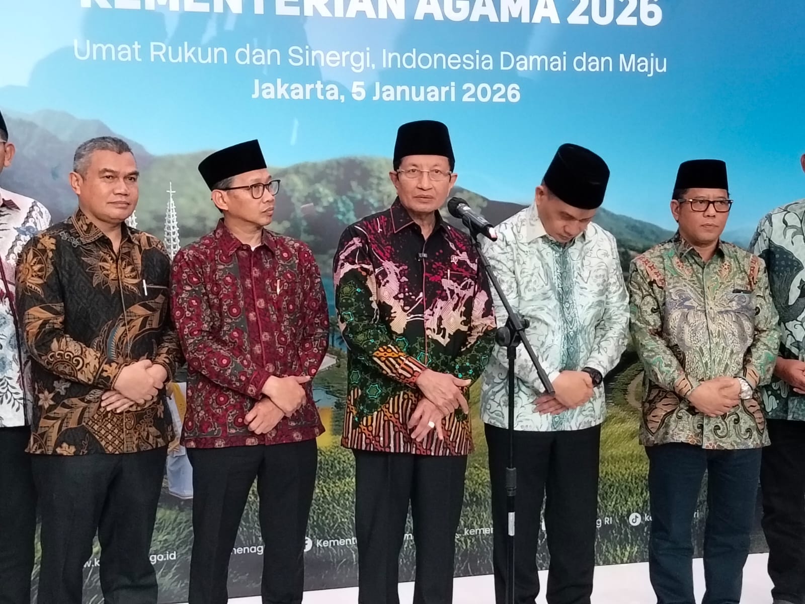Menag Nasaruddin Umar (tengah) menjelaskan soal Natal Nasional yang diselenggarakan tanpa nuansa glamor (5/1). Alasannya untuk menunjukkan keprihatinan terhadap korban bencana alam di Sumatera.