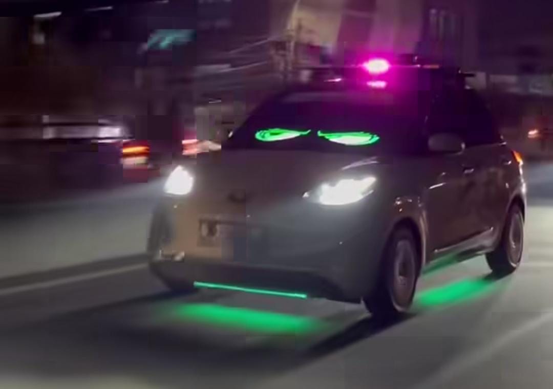 Wuling Binguo yang dimodifikasi sedemikian rupa dengan menggunakan strobo dan klakson berlebih. (Instagram: @hujat_otomotiff)