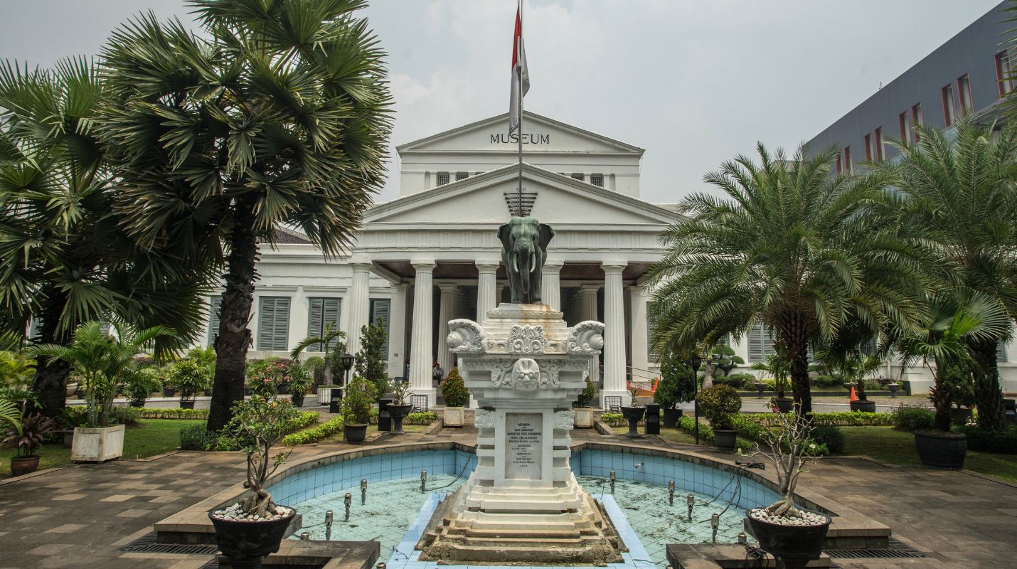 Tampilan depan Museum Nasional Indonesia (MNI) atau Museum Gajah di Jakarta Pusat. Mulai 1 Januari 2026 harga tiket masuk Museum Gajah mengalami kenaikan sampai dua kali lipat lebih.